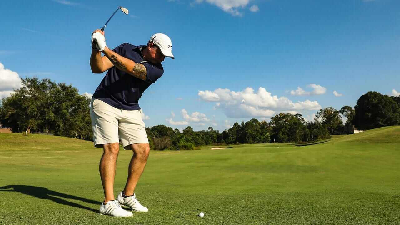 Wie geht der Golfschwung? Technik, Phasen und Tipps für Anfänger