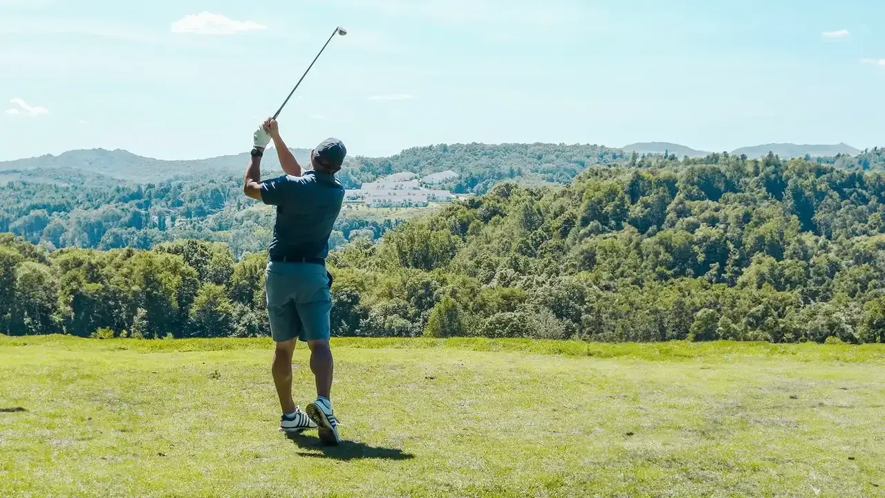 Diesen Fehler solltest du mit deinen Handgelenken beim Golf vermeiden